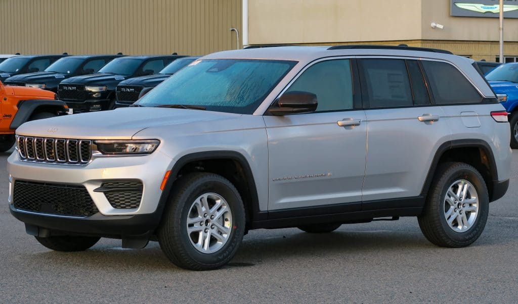 2025 Jeep Grand Cherokee Laredo in Silver Zynith, front left, 2025-08-24